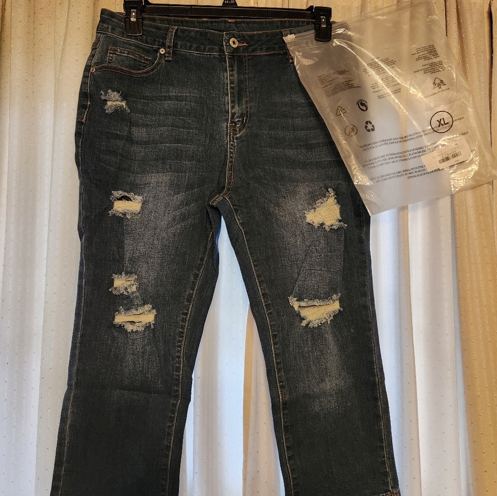 Brand New with tags Amazon Brand size XL Capris